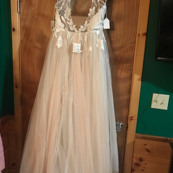 Wedding Dress - Picture 3 of 6